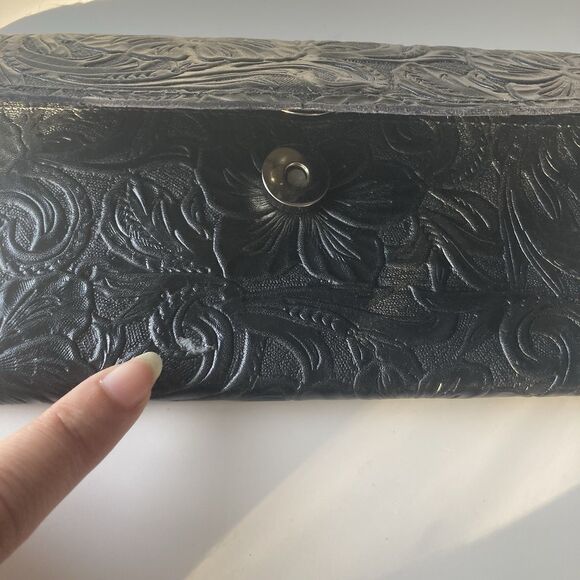 Vintage 70's Black LeatherTooled Embossed Long Wallet Boho South Western Mirror - Picture 13 of 16